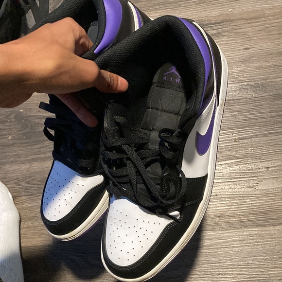 Jordan 1s mid to up for grabs - Picture 2 of 3